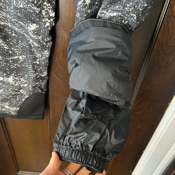 Kids Spyder Ski Pants Size 8, excellent condition. Super cute and stylish. - Picture 7 of 15